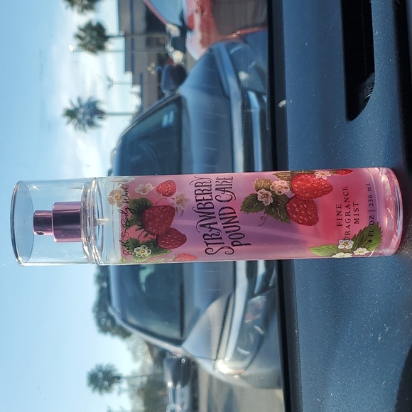 Bath and Body Works Strawberry Pound Cake Fine Fragrance Mist - Picture 2 of 2